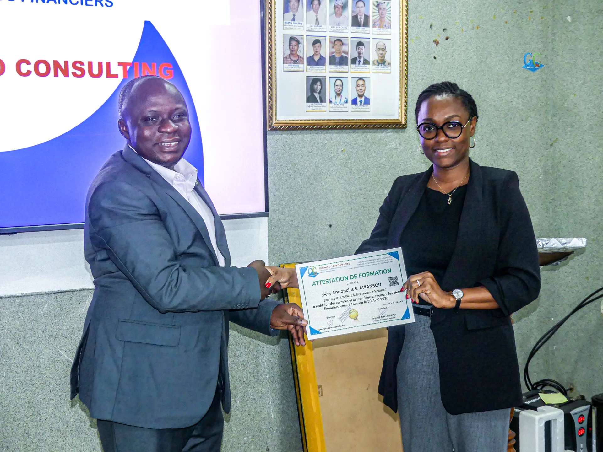 Remise d'attestation de participation à la Présidente du Conseil d'Administration
