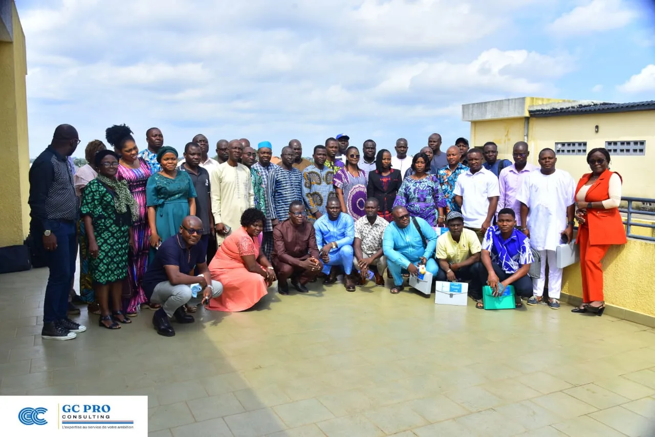 Dernier jour de la formation : remise d'attestation de participation et photos de famille