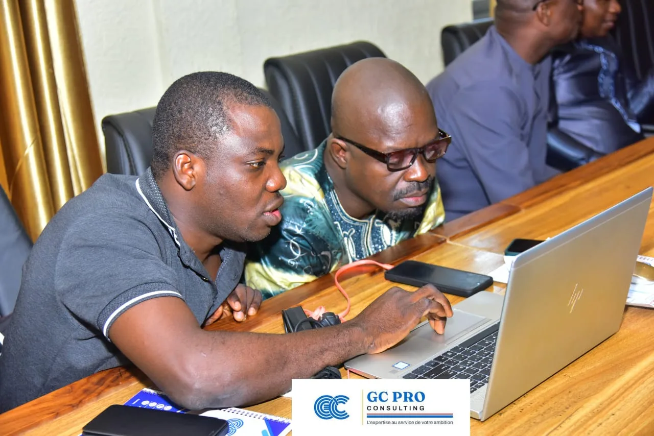 Dernier jour de la formation : remise d'attestation de participation et photos de famille